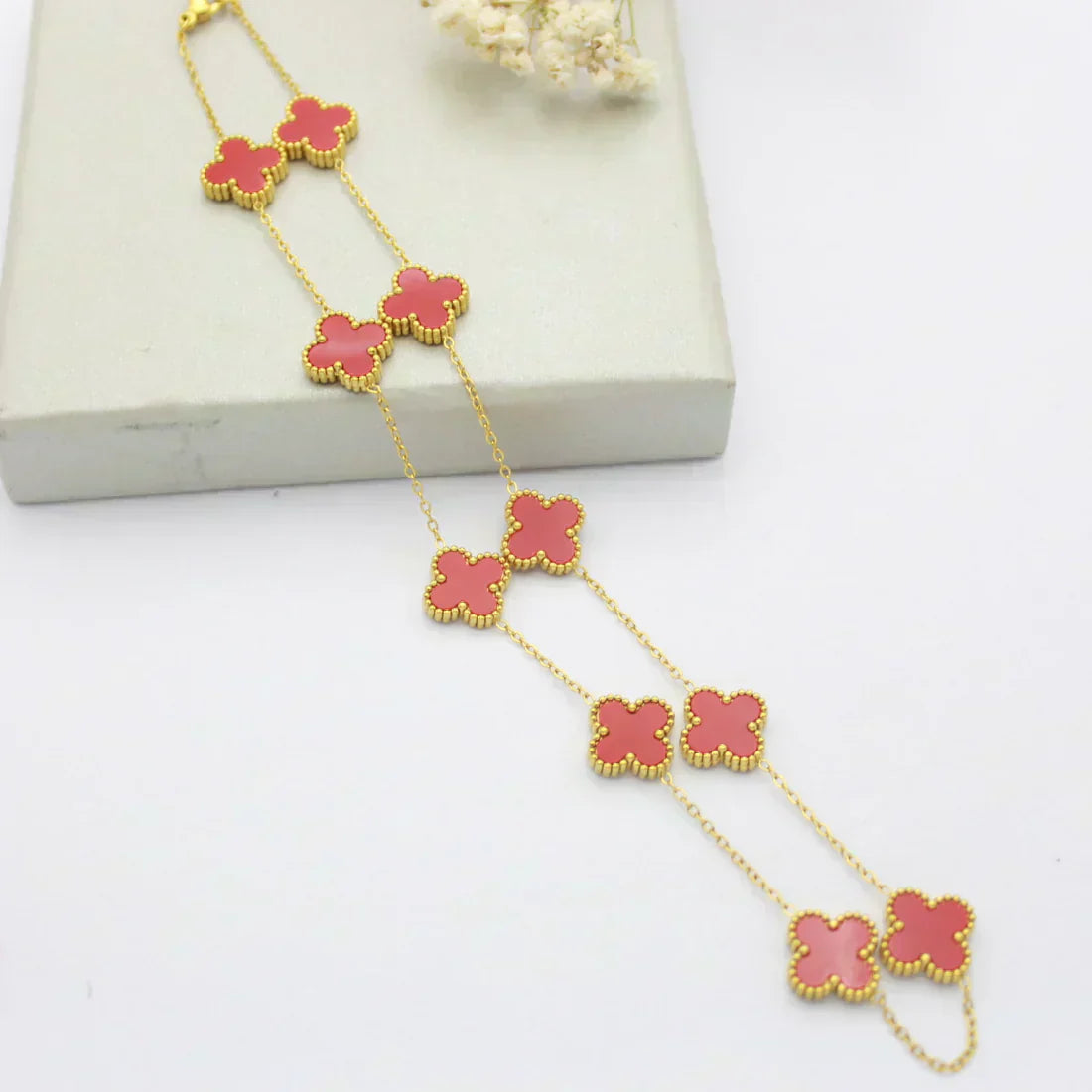 CLOVER | 10 Motiver Rød Halskjede