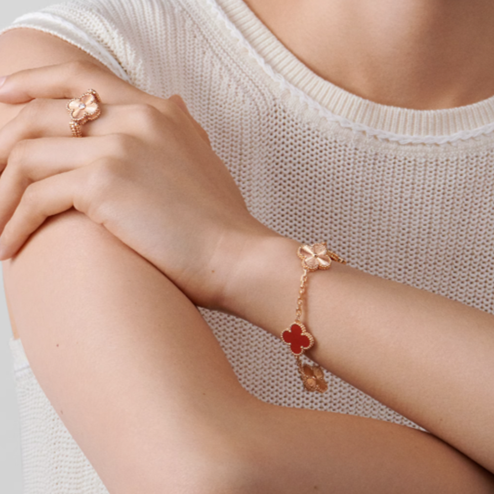 CLOVER | Rød Roségull Guilloché Armbånd